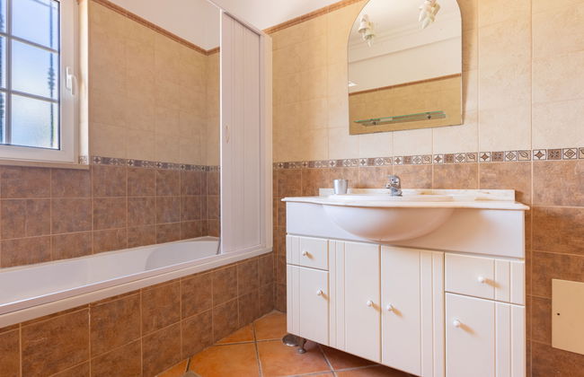 Casa de 4 quartos em Faro com piscina privada e jardim - Foto 17