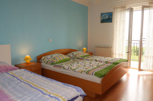 Foto 19 - Apartamento de 2 quartos em Kršan com piscina privada e vistas do mar
