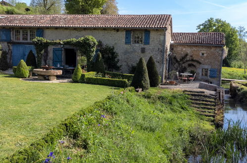 Foto 46 - Casa de 4 quartos em Payroux com piscina privada e jardim