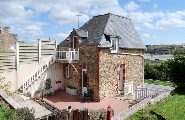 2 bedroom Apartment in Saint-Cast-le-Guildo with garden and terrace - Photo 1