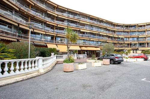 Photo 18 - 2 bedroom Apartment in Saint-Laurent-du-Var with swimming pool and garden