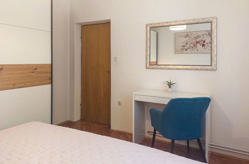 Foto 6 - Appartamento con 2 camere da letto a Krk con giardino e terrazza