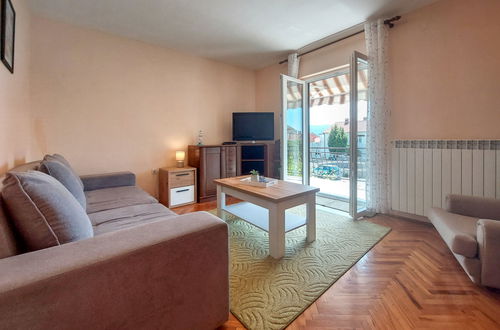 Foto 2 - Appartamento con 2 camere da letto a Krk con giardino e terrazza