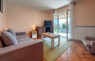Foto 2 - Appartamento con 2 camere da letto a Krk con giardino e terrazza