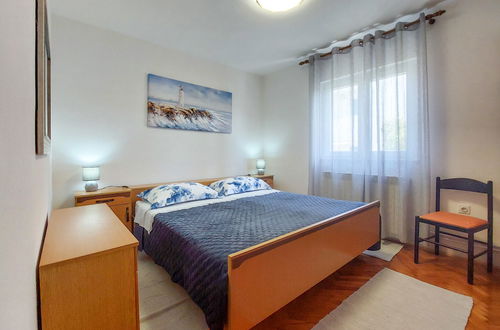 Foto 14 - Appartamento con 2 camere da letto a Krk con giardino e terrazza