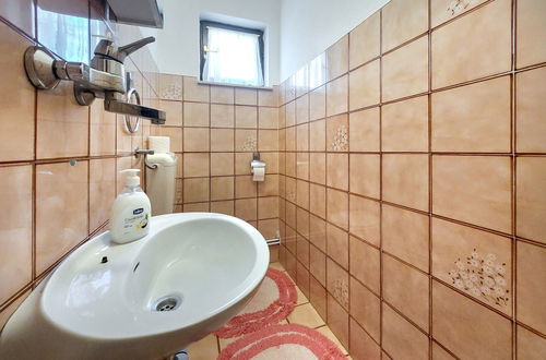 Foto 24 - Appartamento con 2 camere da letto a Krk con giardino e terrazza