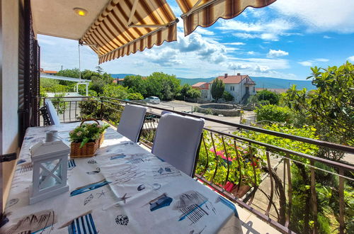 Foto 8 - Appartamento con 2 camere da letto a Krk con giardino e terrazza