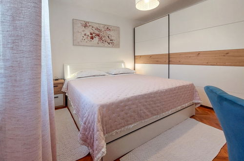 Foto 7 - Appartamento con 2 camere da letto a Krk con giardino e terrazza