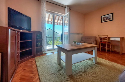 Foto 4 - Appartamento con 2 camere da letto a Krk con giardino e terrazza