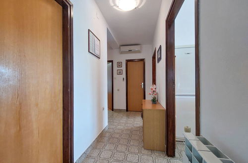 Foto 15 - Appartamento con 2 camere da letto a Krk con giardino e terrazza