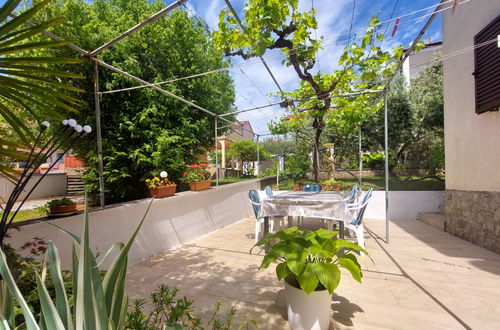 Foto 18 - Appartamento con 2 camere da letto a Krk con giardino e terrazza
