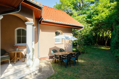 Foto 2 - Casa de 2 habitaciones en Balatonőszöd con jardín y vistas a la montaña