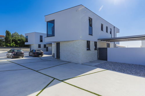 Photo 47 - Maison de 2 chambres à Pula avec piscine privée et vues à la mer