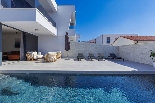 Foto 6 - Casa de 2 quartos em Pula com piscina privada e terraço