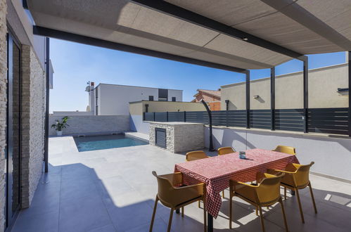 Foto 42 - Casa de 2 quartos em Pula com piscina privada e terraço