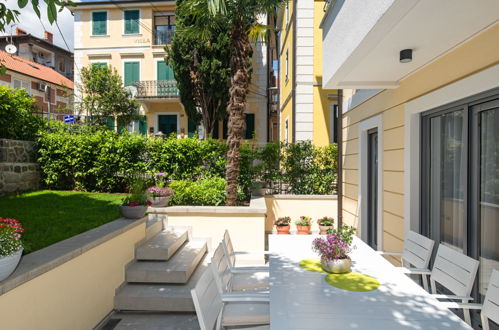 Foto 18 - Casa con 4 camere da letto a Opatija con giardino e vista mare
