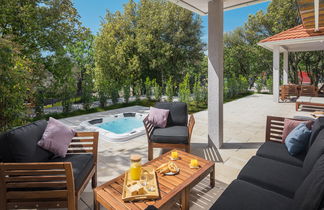 Photo 3 - Maison de 2 chambres à Bale avec piscine et terrasse