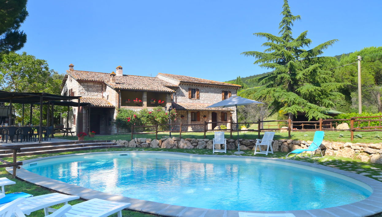 Casa de 5 quartos em Massa Martana com piscina privada e jardim - Foto 1