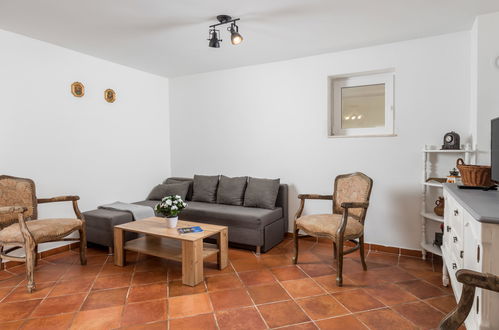 Foto 46 - Casa con 2 camere da letto a Dobrinj con piscina privata e giardino