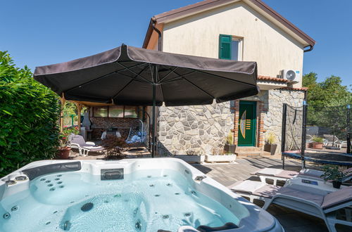 Foto 3 - Casa de 2 quartos em Dobrinj com piscina privada e jardim