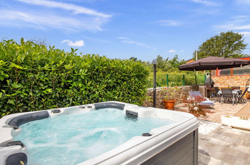 Photo 2 - Maison de 2 chambres à Dobrinj avec piscine privée et jardin