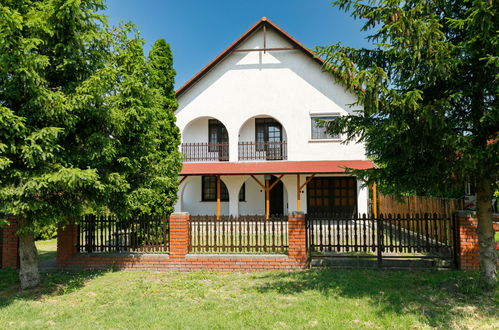 Foto 1 - Casa de 6 habitaciones en Balatonfenyves con piscina privada y jardín