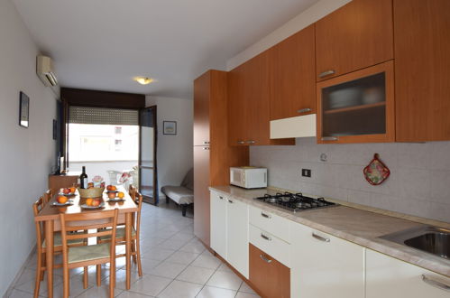 Photo 3 - 2 bedroom Apartment in Rosolina with swimming pool and terrace