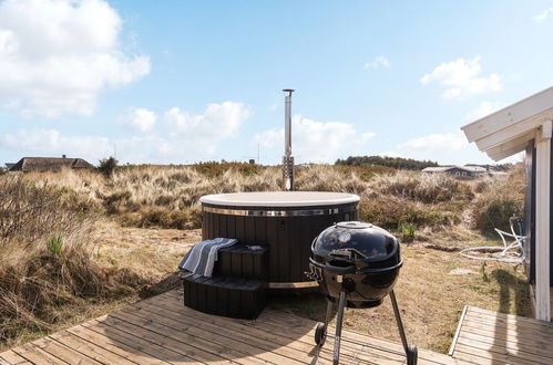 Photo 2 - Maison de 2 chambres à Hvide Sande avec terrasse et bain à remous