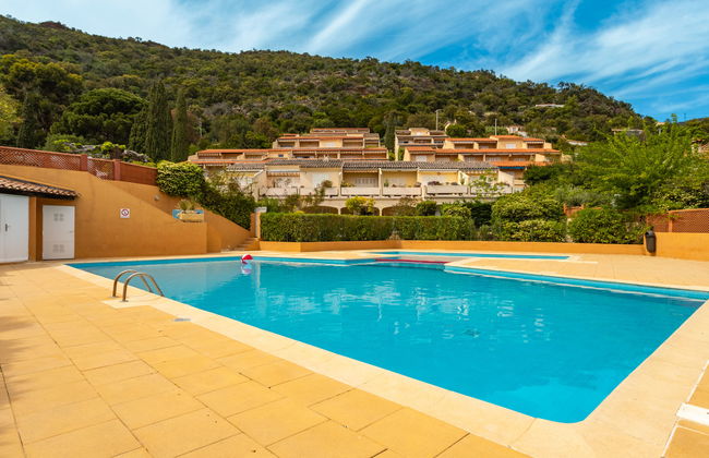 Apartamento de 2 quartos em Le Lavandou com piscina e jardim - Foto 23