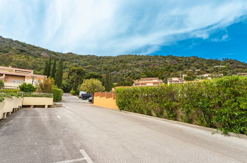 Photo 27 - 1 bedroom Apartment in Le Lavandou with swimming pool and sea view