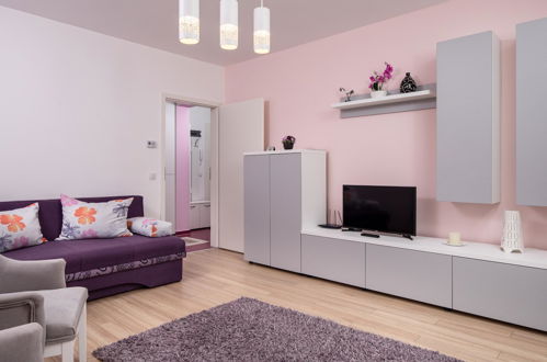 Photo 3 - Brasov Holiday Apartments - Magenta