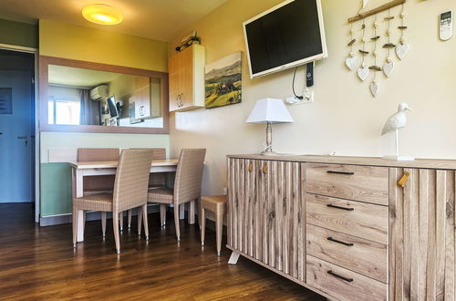 Foto 6 - Apartamento de 1 quarto em Saint-Raphaël com piscina e jardim