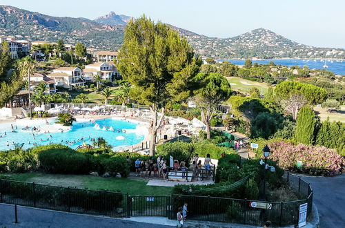 Foto 1 - Apartamento de 1 quarto em Saint-Raphaël com piscina e jardim