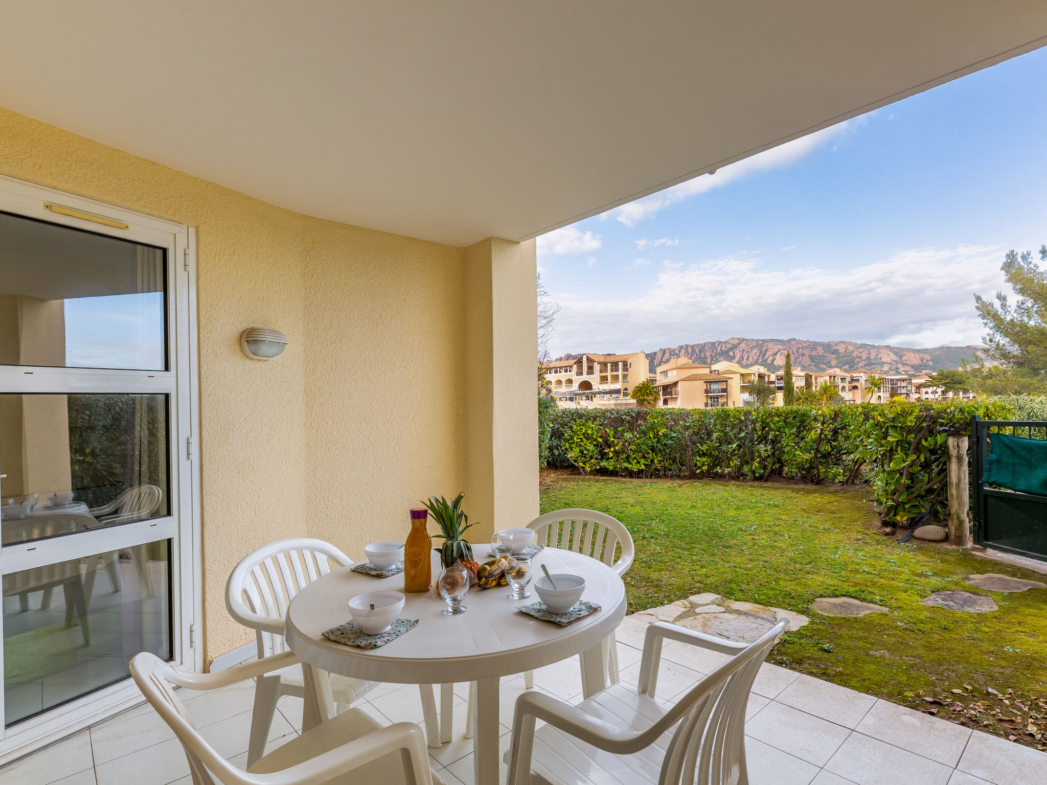 Foto 2 - Appartamento con 1 camera da letto a Saint-Raphaël con piscina e vista mare