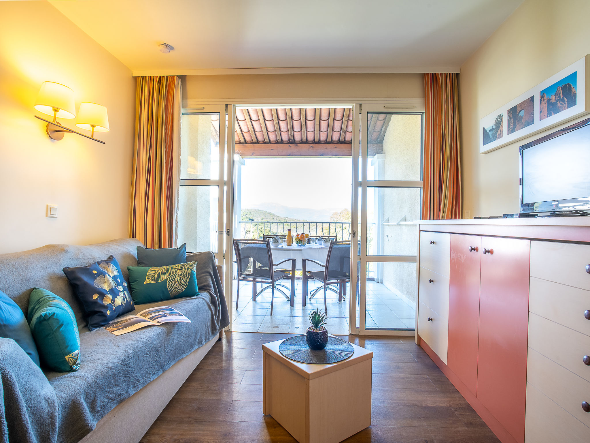Foto 5 - Appartamento con 1 camera da letto a Saint-Raphaël con piscina e vista mare