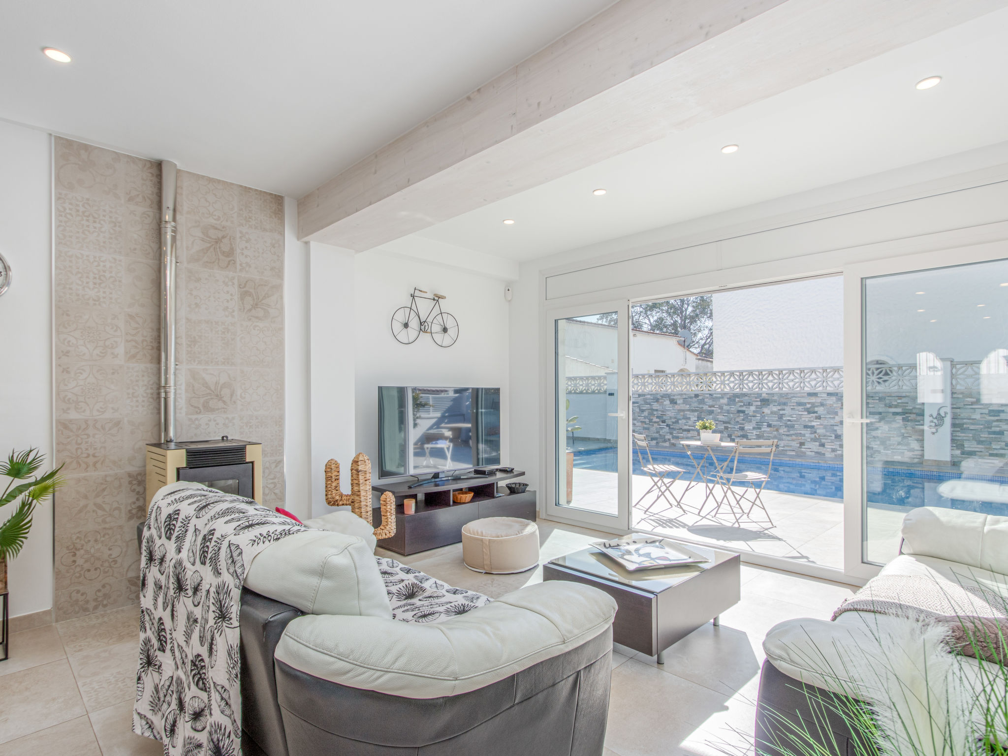 Foto 3 - Casa de 3 habitaciones en Castelló d'Empúries con piscina privada y vistas al mar