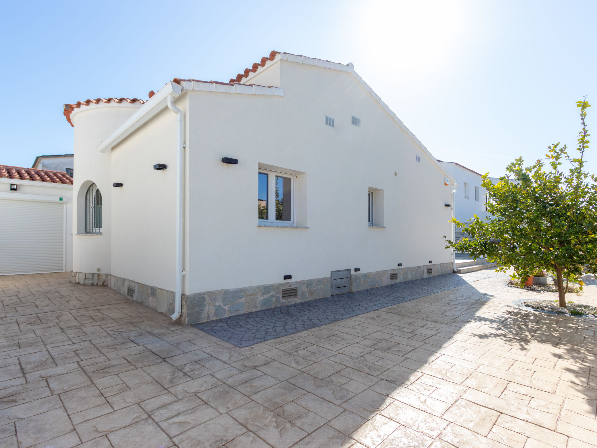 Foto 33 - Casa de 3 habitaciones en Castelló d'Empúries con piscina privada y vistas al mar