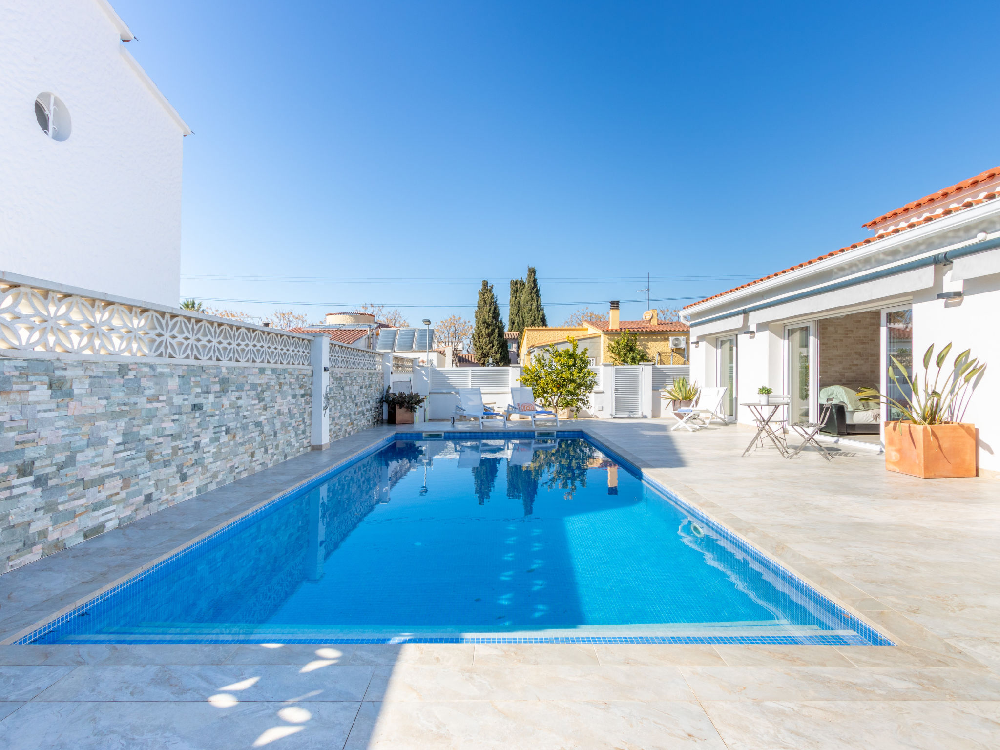 Foto 26 - Casa de 3 habitaciones en Castelló d'Empúries con piscina privada y jardín