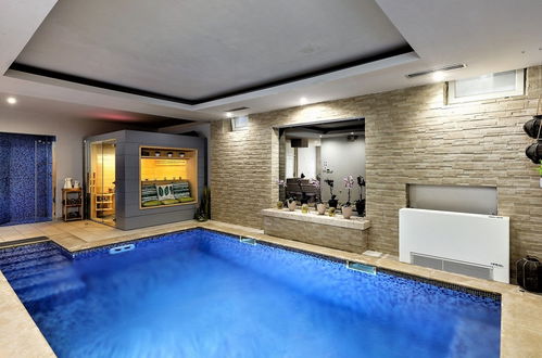 Foto 4 - Casa con 4 camere da letto a Malinska-Dubašnica con piscina privata e giardino