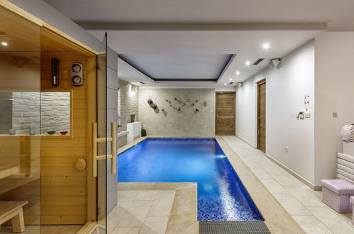 Photo 13 - Maison de 4 chambres à Malinska-Dubašnica avec piscine privée et jardin