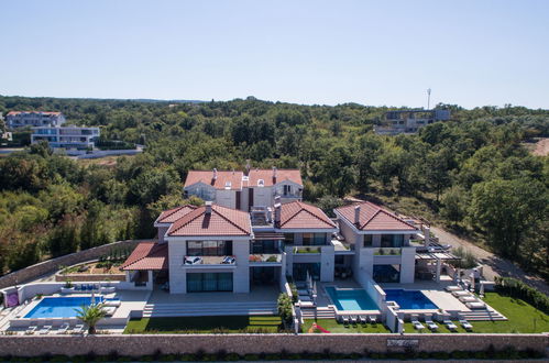 Foto 9 - Casa con 4 camere da letto a Malinska-Dubašnica con piscina privata e vista mare