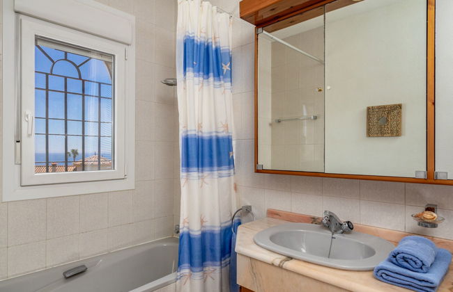4 bedroom House in Benalmádena with private pool and garden - Photo 17