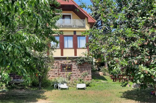 Foto 1 - Casa de 5 habitaciones en Balatonalmádi con jardín y vistas a la montaña