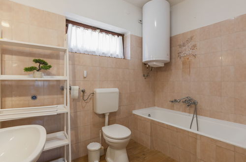 Foto 15 - Casa de 5 quartos em Balatonalmádi com jardim