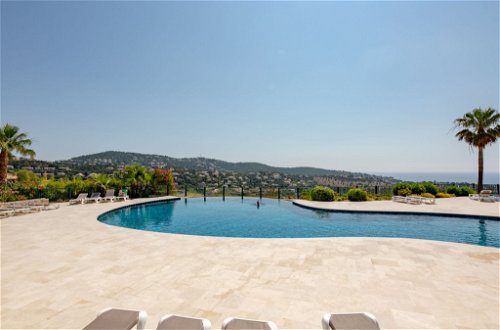 Foto 20 - Apartamento de 2 habitaciones en Roquebrune-sur-Argens con piscina privada y vistas al mar