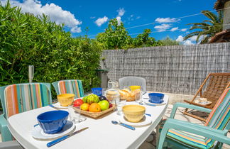 Photo 2 - Maison de 2 chambres à Saint-Cyr-sur-Mer avec jardin et terrasse