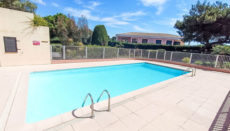 Photo 1 - 1 bedroom Apartment in Saint-Raphaël with swimming pool