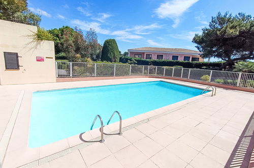 Photo 1 - 1 bedroom Apartment in Saint-Raphaël with swimming pool