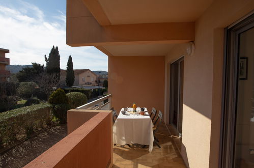 Foto 15 - Apartamento de 1 habitación en Bormes-les-Mimosas con piscina y vistas al mar