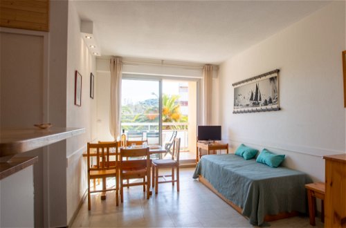 Photo 6 - 1 bedroom Apartment in Bormes-les-Mimosas with swimming pool and sea view